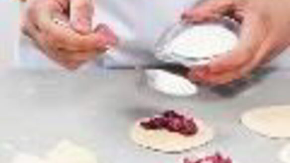 ШАГ 5. вареники с вишней в мультиварке