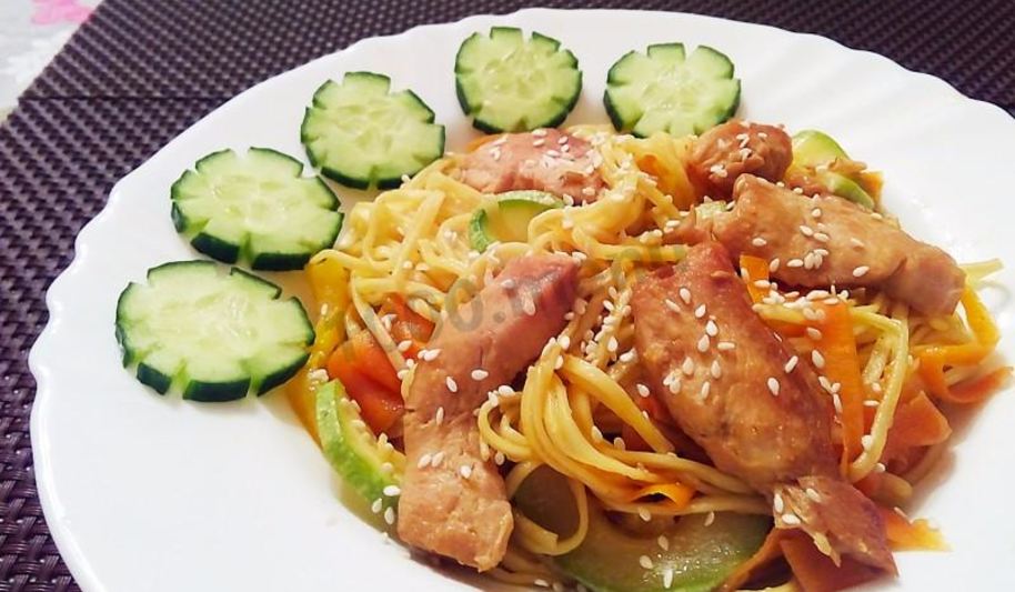 Рецепт яичная лапша с курицей и овощами