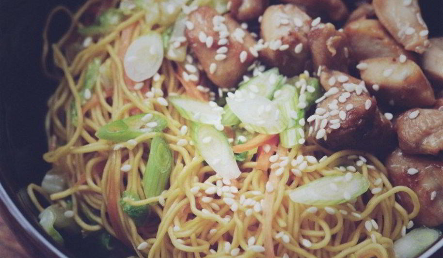 Рецепт яичная лапша с курицей и сладким перцем по-азиатски