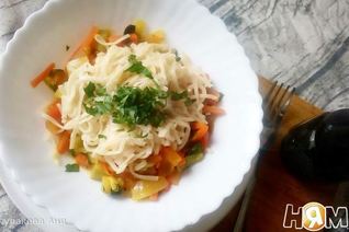 Яичная лапша с овощами