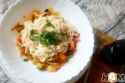 Яичная лапша с овощами