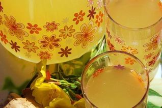 Имбирный напиток с лимоном и розмарином