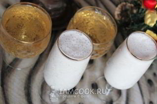 Коктейль из шампанского с мороженым и ананасом