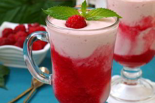 Коктейль на ряженке с творогом и малиной