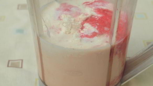 ШАГ 4. коктейль на ряженке с творогом и малиной