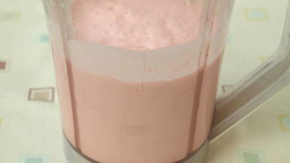 ШАГ 5. коктейль на ряженке с творогом и малиной