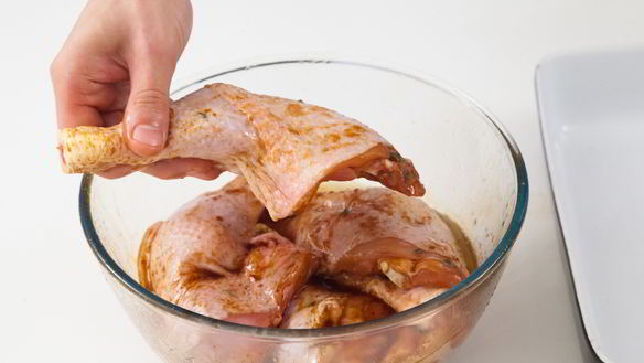 ШАГ 2. куриные окорочка в кленовом сиропе