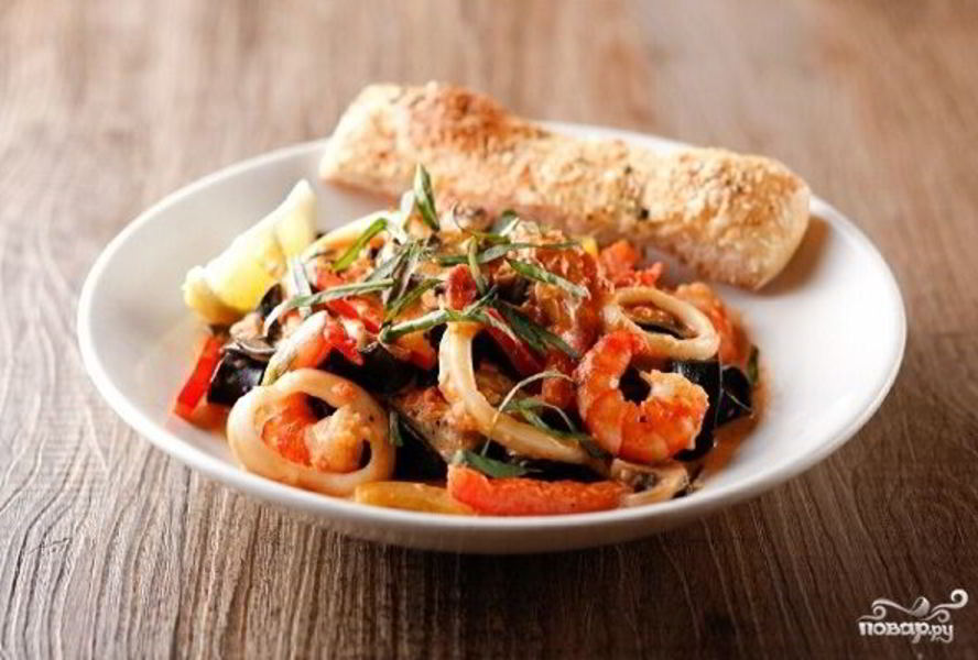 Морской коктейль, жареный с чесноком