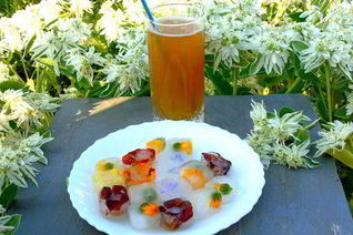 Напиток из календулы с цветочным льдом