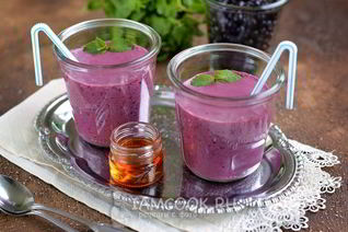 Протеиновый коктейль с черникой и творогом