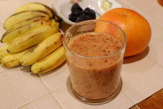 Цитрусовый коктейль с бананом и черносливом