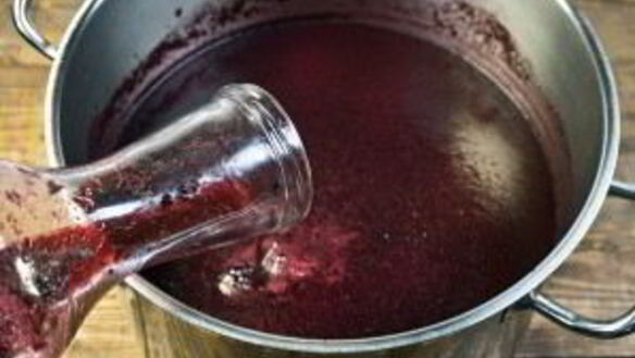 ШАГ 8. вино из черники