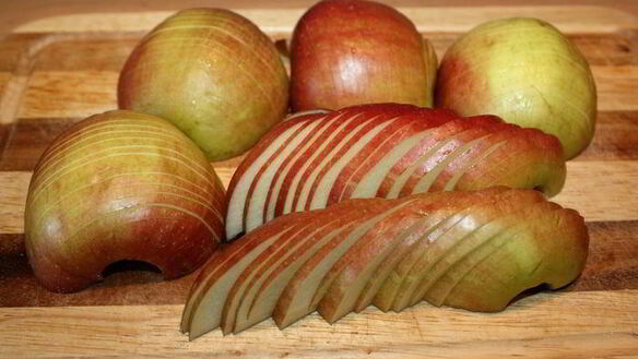 ШАГ 2. яблочные розы в абрикосовом сиропе