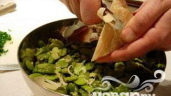 ШАГ 8. бобовый салат с сыром пармезан