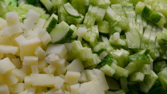 ШАГ 2. фермерский салат с красной смородиной