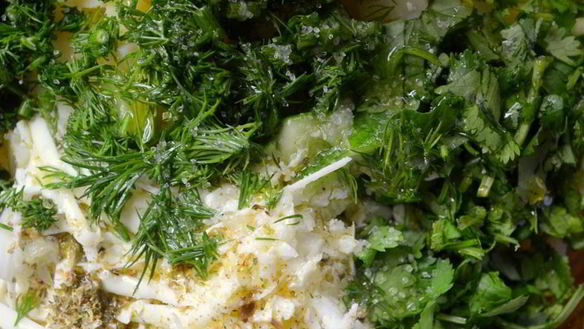 ШАГ 4. фермерский салат с красной смородиной