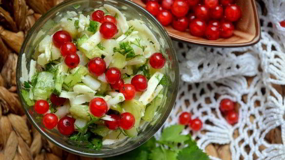 ШАГ 5. фермерский салат с красной смородиной