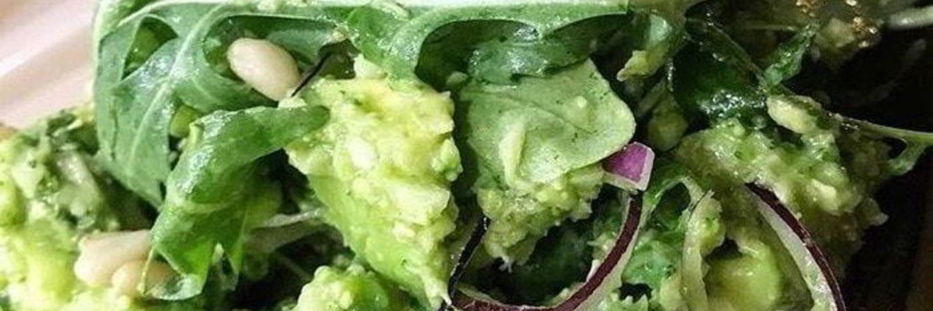 Итальянский салат из руколы и авокадо