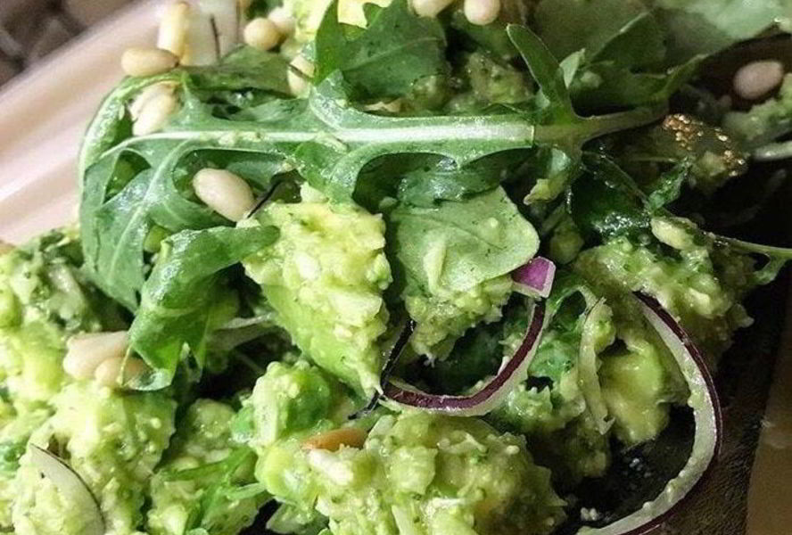 Итальянский салат из руколы и авокадо