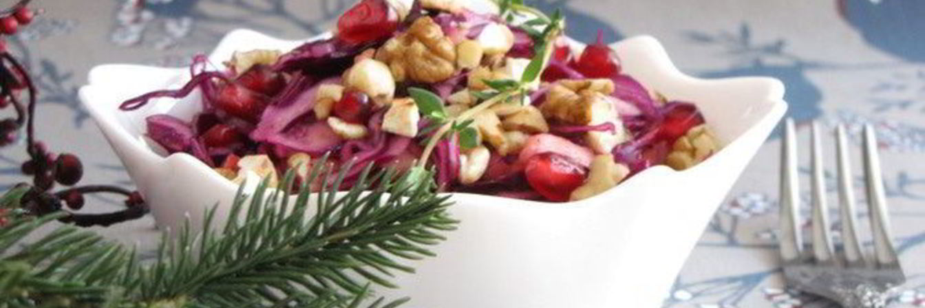 Капустный салат с яблоком, гранатом и орехами