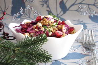 Капустный салат с яблоком, гранатом и орехами