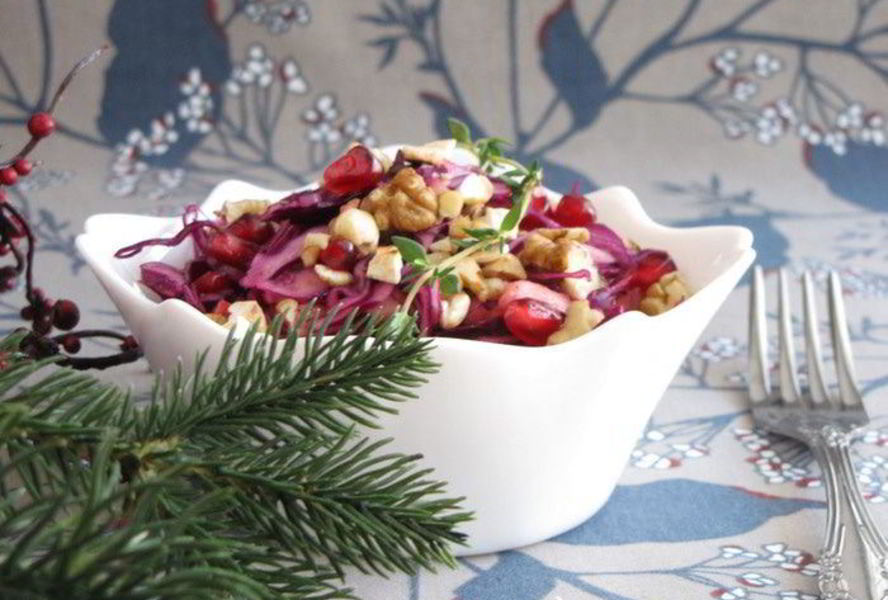 Капустный салат с яблоком, гранатом и орехами