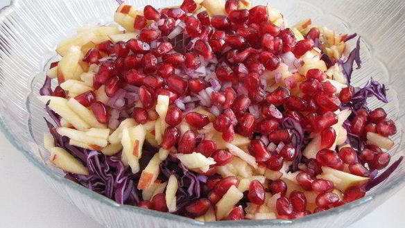 ШАГ 3. капустный салат с яблоком, гранатом и орехами