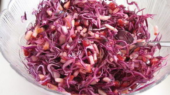 ШАГ 5. капустный салат с яблоком, гранатом и орехами