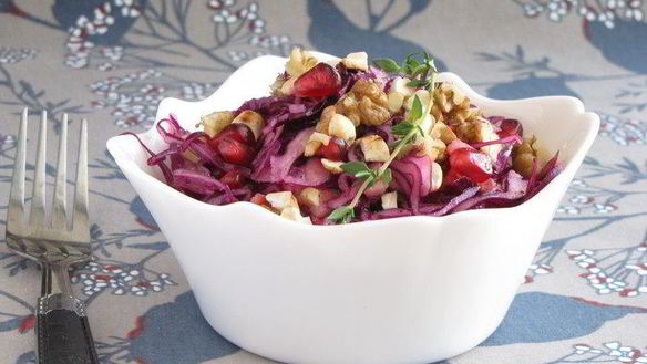 ШАГ 7. капустный салат с яблоком, гранатом и орехами