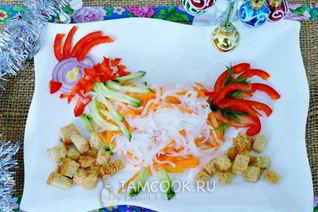 Хрустящий салат с дайконом и сухариками