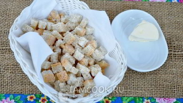 ШАГ 3. хрустящий салат с дайконом и сухариками