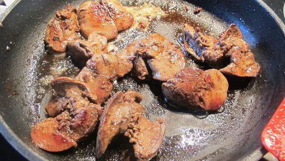 ШАГ 3. кисло-сладкий салат с куриной печенью