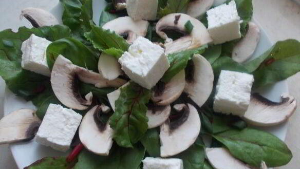 ШАГ 3. легкий салат со свекольными листьями и сырыми шампиньонами