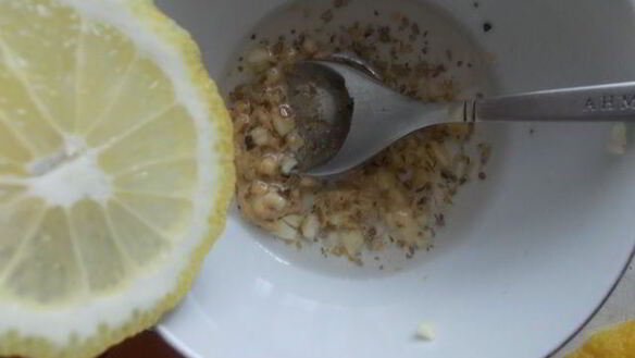 ШАГ 4. легкий салат со свекольными листьями и сырыми шампиньонами