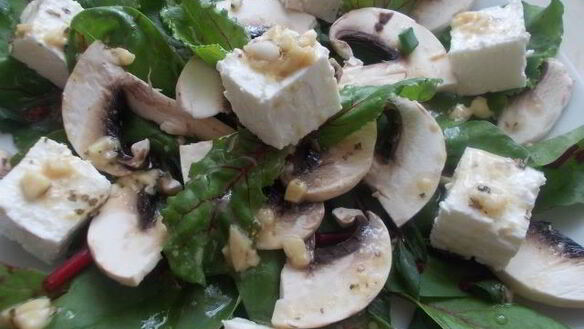 ШАГ 5. легкий салат со свекольными листьями и сырыми шампиньонами