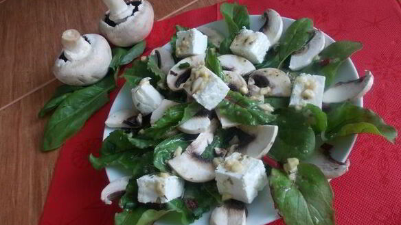 ШАГ 6. легкий салат со свекольными листьями и сырыми шампиньонами