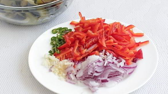 ШАГ 5. острый салат из баклажанов