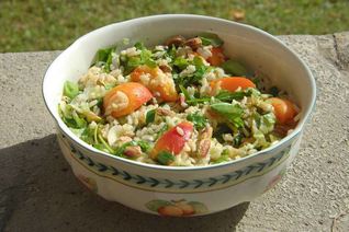 Рисовый салат с абрикосами, щавелем и фисташками