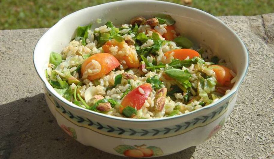 Рецепт рисовый салат с абрикосами, щавелем и фисташками