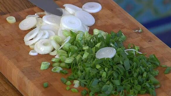 ШАГ 2. рисовый салат с абрикосами, щавелем и фисташками