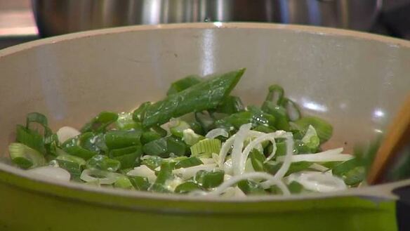 ШАГ 3. рисовый салат с абрикосами, щавелем и фисташками