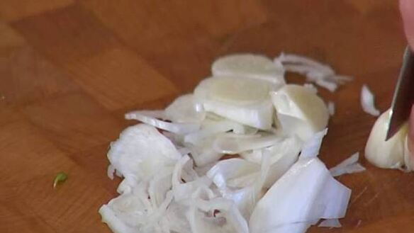 ШАГ 4. рисовый салат с абрикосами, щавелем и фисташками