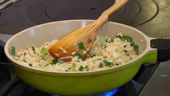 ШАГ 5. рисовый салат с абрикосами, щавелем и фисташками