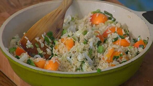 ШАГ 6. рисовый салат с абрикосами, щавелем и фисташками