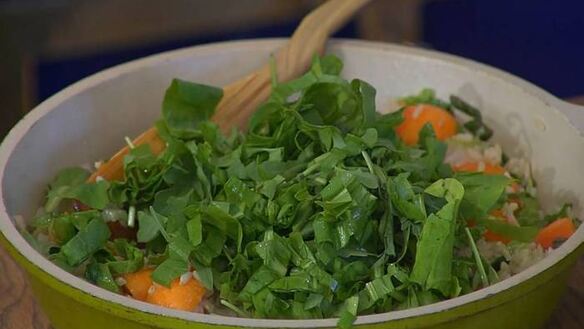 ШАГ 7. рисовый салат с абрикосами, щавелем и фисташками