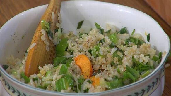 ШАГ 8. рисовый салат с абрикосами, щавелем и фисташками