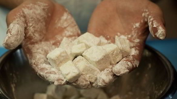 ШАГ 4. салат из баклажанов с козьим сыром