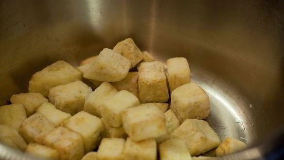 ШАГ 5. салат из баклажанов с козьим сыром