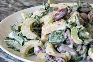 Салат из бобов с рукколой под горчично-сливочным соусом