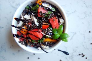 Салат из черной чечевицы с арбузом